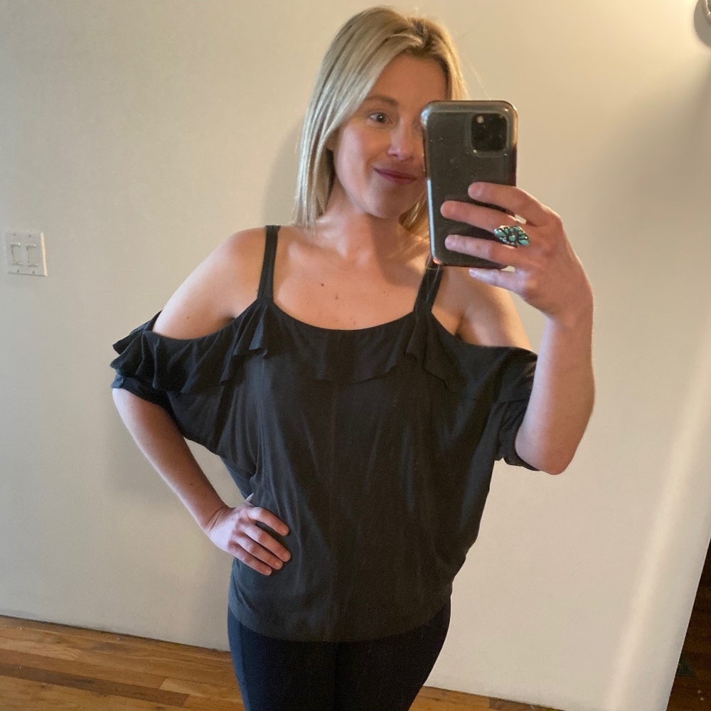 Harlowe & Graham Charcoal Gray Loose Fit Cold Shoulder Cut Out Top w Ruffle XS